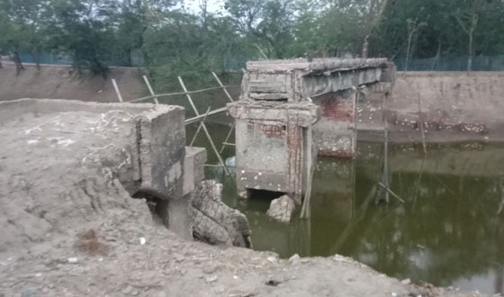 কয়রায় ঝুঁকিপূর্ণ সেতু দিয়ে পারাপার, চরম দুর্ভোগে দুপাড়ের মানুষ