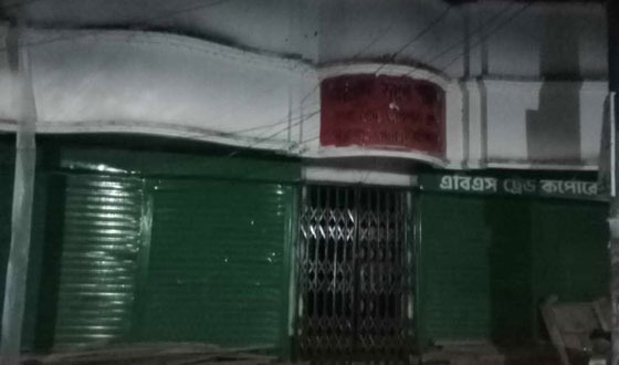 দিঘলিয়ায় বিএনপি নেতা কর্মীদের আ’লীগ সমর্থকের বাড়ি ঘেরাও