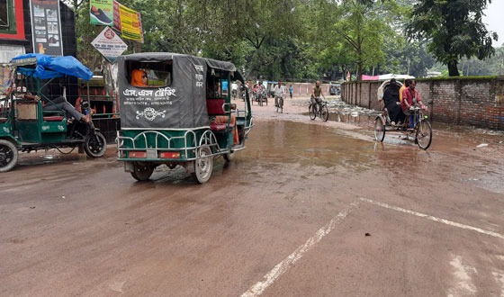 সৈয়দপুর রেলওয়ে কারখানা প্রবেশের প্রধান সড়কের বেহাল অবস্থা