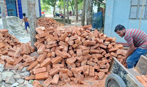 চরভদ্রাসনে নিম্নমান ইট দিয়ে এইচবিবি রাস্তা নির্মান হচ্ছে