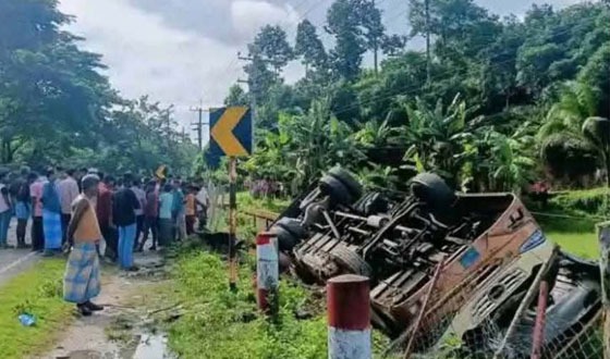 রামুতে বাস-কাভার্ডভ্যান সংঘর্ষে নিহত ৩