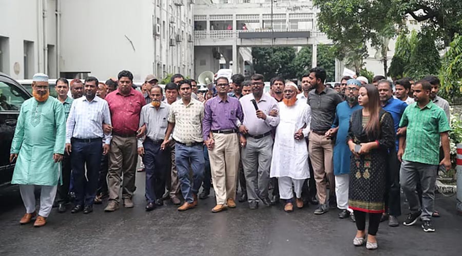 সরকারি চাকরি সংশোধনী বাতিলের দাবিতে টানা দ্বিতীয় দিন সচিবালয়ে কর্মচারীদের বিক্ষোভ