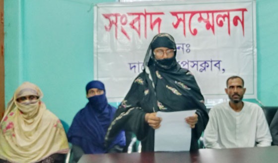 দাকোপে সম্পত্তি উদ্ধারে গৃহবধুর সংবাদ সম্মেলন