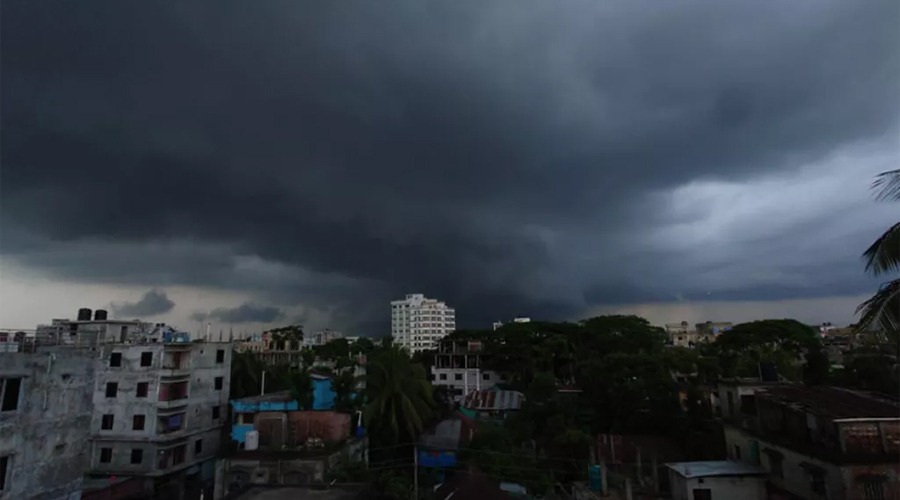 ৬০ কিলোমিটার বেগে ঝড়ের আবাস, বন্দরে সতর্ক সংকেত