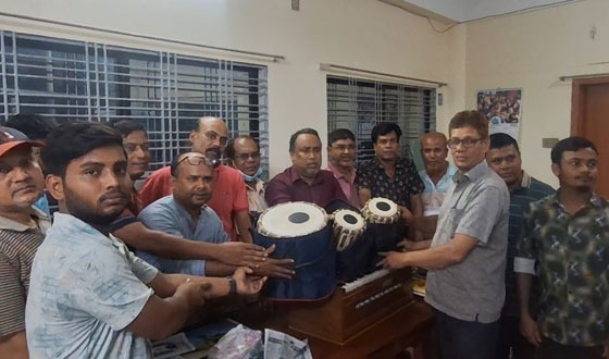 লালপুরে প্রাকীর্তি ফাউন্ডেশন কর্তৃক শিক্ষা প্রতিষ্ঠানে বাদ্যযন্ত্র উপহার