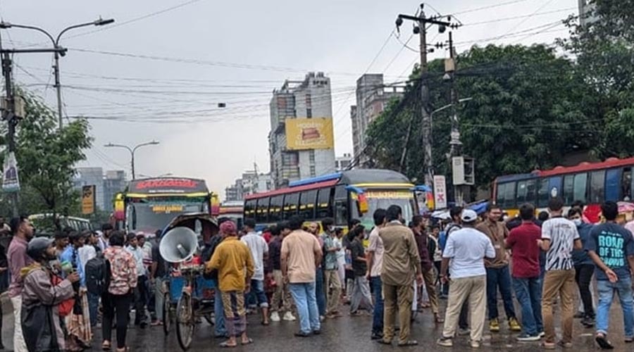 বহিষ্কার প্রত্যাহারের আলটিমেটাম দিয়ে সড়ক ছাড়লেন ইউআইইউ শিক্ষার্থীরা