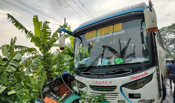 আমতলীতে বাসের চাপায় মা, নানাসহ নিহত ৩