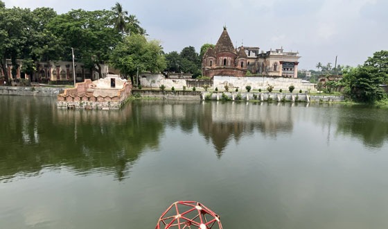 পুঠিয়া শিশু পার্ক এখন নেশাগ্রস্তদের আড্ডাখানায়