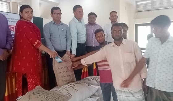 সাপাহারে বিনামূল্যে সার বীজ বিতরণ ও জাতীয় ফল মেলার উদ্বোধন