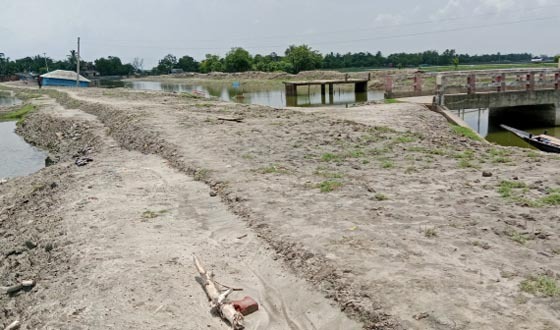 আশাশুনির কাদাকাটিতে কাবিখা প্রকল্পের মাটির কাজে ব্যাপক দুর্নীতির অভিযোগ