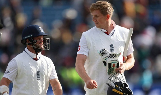 জয়ের জন্য ৩৭১ রানের লক্ষ্য লড়ছে ইংল্যান্ড