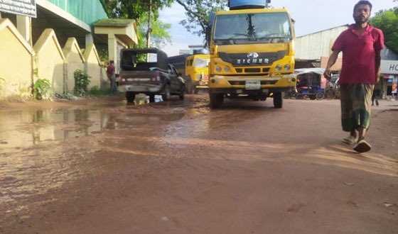বেহাল অবস্থা হিলির রাস্তাঘাট, ভোগান্তিতে পথচারীরা
