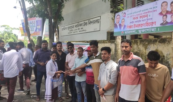 মুক্তাগাছায় শিক্ষার্থীদের মাঝে ছাত্রদলের শিক্ষা উপকরণ বিতরণ
