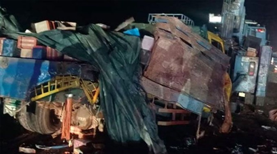 এক্সপ্রেসওয়েতে বাস-ট্রাক সংঘর্ষে ঝরলো ৪ প্রাণ, আহত ১৫