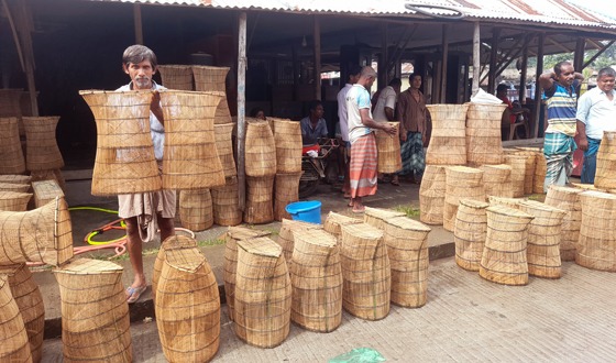 চিতলমারীতে দোহার তৈরি করে জীবিকা চলে শতাধিক পরিবারের