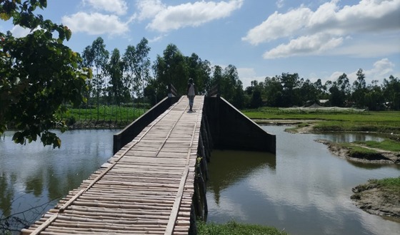 ব্রীজ আছে সংযোগ নেই, বাঁশের সাঁকো দিয়ে ব্রীজ পারপার