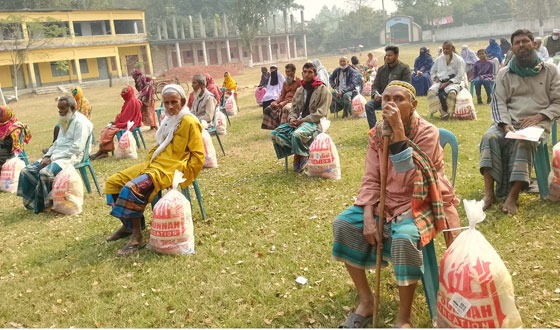 ধামইরহাটে অসহায়দের মাঝে ইফতার সামগ্রী বিতরণ