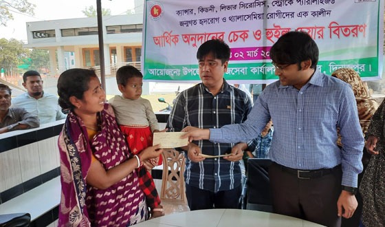 পার্বতীপুরে ৪৮ রোগীর মাঝে টাকা ও হুইল চেয়ার বিতরণ