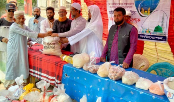 খাজরায় অসহায় মানুষের মাঝে খাদ্য সামগ্রী বিতরণ