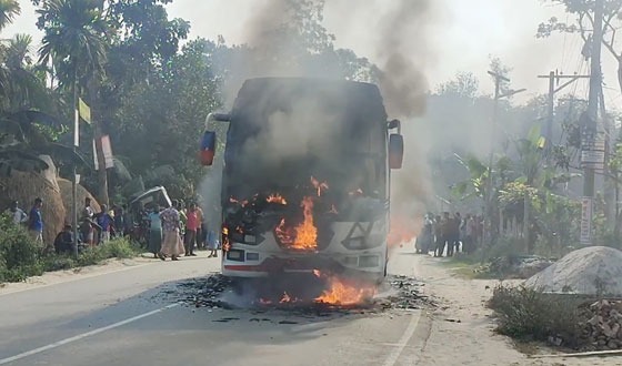 জামালপুরে বাস-অটোরিক্সার মুখোমুখি সংঘর্ষে অটোচালক নিহত, বাসে আগুন