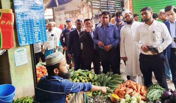 চাঁদপুরে বাজার মূল্য নিয়ন্ত্রণে মোবাইল কোর্ট,জরিমানা আদায়  ২৬,৫০০ টাকা