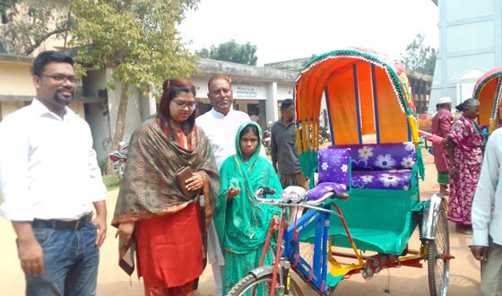 রাজনগরে ভিক্ষাবৃত্তির বিকল্প হিসাবে ব্যাটারি চালিত রিকসা বিতরণ