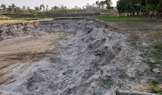 ধামইরহাটে অবৈধভাবে বালু উত্তোলনের অপরাধে অর্থদন্ড