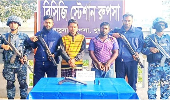 রূপসায় দোনালা বন্ধুক ও কার্তুজ সহ আটক ২