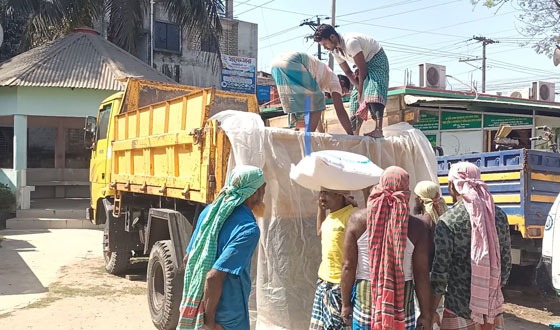 মুক্তাগাছায় ভারতীয় অবৈধ চিনি ও ব্লেড জব্দ: আটক ২