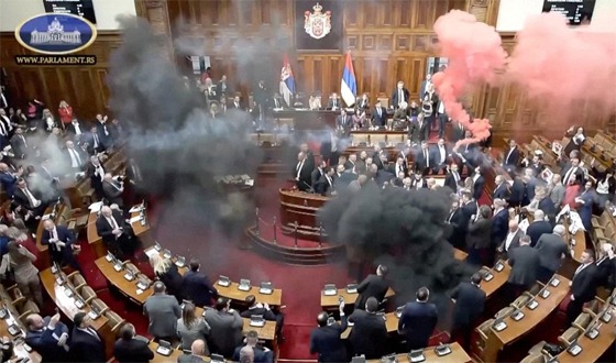 পার্লামেন্টে স্মোক গ্রেনেড, আইনপ্রণেতার স্ট্রোক