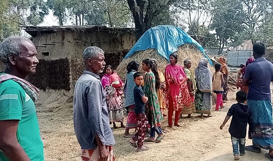 বসতবাড়ি হারানোর আশংকায় আতংকিত একটি আদিবাসী পরিবার