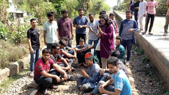 রাবি শিক্ষার্থীদের অবরোধ, সারাদেশের সাথে রেল যোগাযোগ বন্ধ
