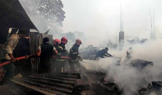 রাজধানীর ভাষানটেক বস্তিতে আগুন