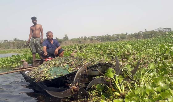 মণিরামপুরে প্রদীপ বিশ্বাসের উদ্ভাবনী মেশিন শেওলা কেটে সাবাড় করছে