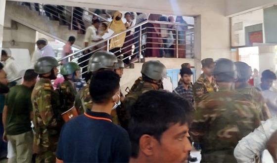 ঢাকা মেডিকেলে সেনাবাহিনীর দালালবিরোধী অভিযান