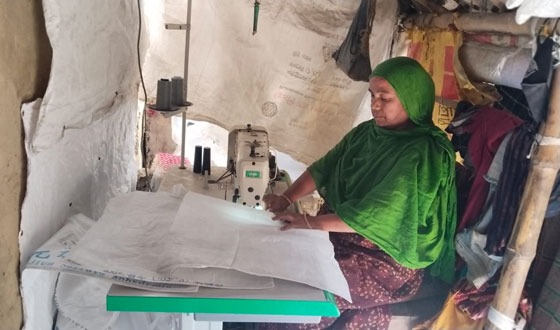 কালীগঞ্জে ব্যাগ তৈরি করে স্বাবলম্বী হেলাই গ্রামের ৫০০ নারী