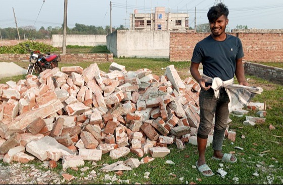 পাবনায় চাঁদা না দেওয়ায় জমির প্রাচীর ভেঙ্গে দেওয়ার অভিযোগ