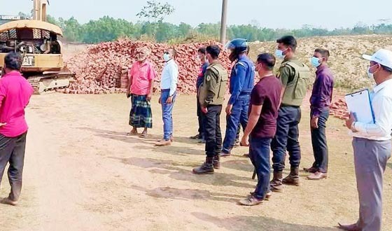কমলগঞ্জে সাবেক কৃষিমন্ত্রীর ভাইয়ের ইটভাটা গুড়িয়ে দিয়েছে প্রশাসন