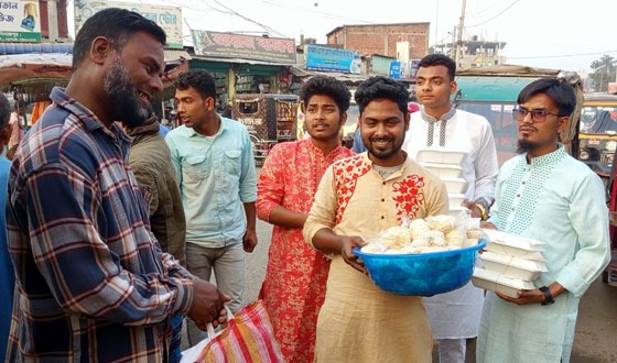 বিরলে ৫০০ জন রোজাদারদের মাঝে ইফতার প্যাকেট বিতরণ