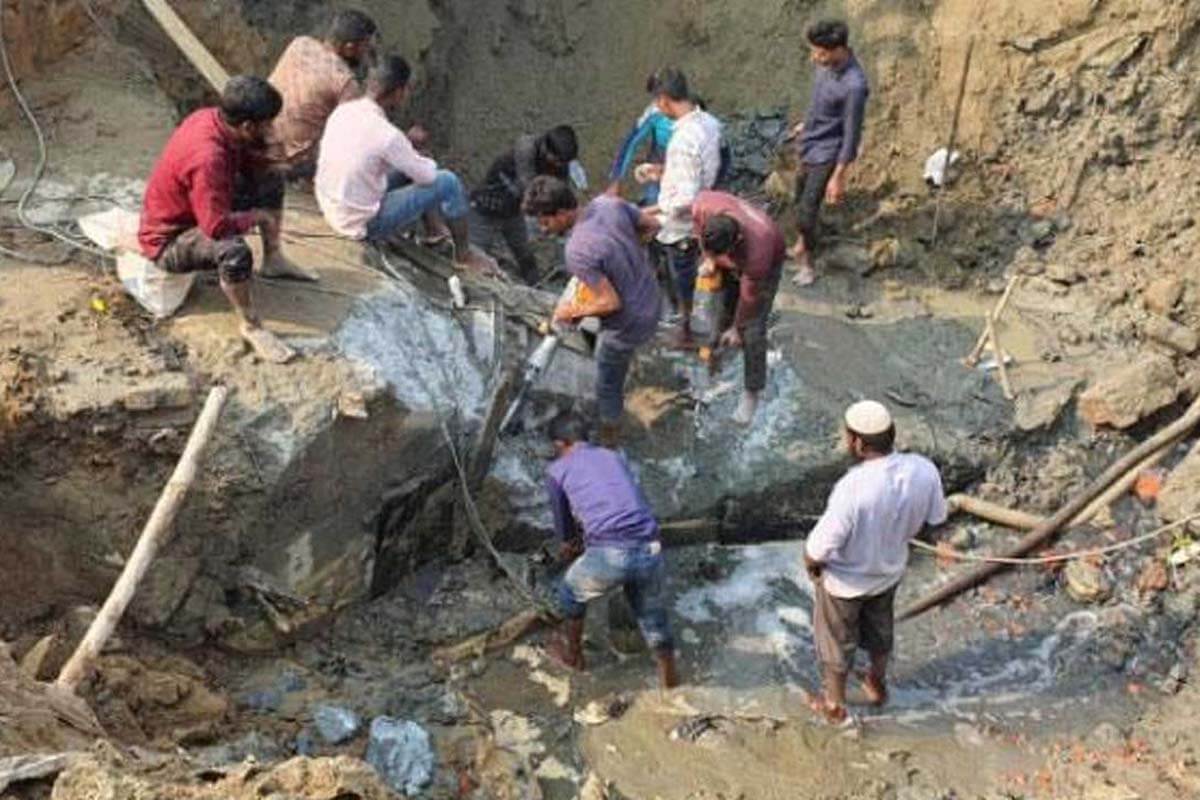 ওয়াসার পাইপ ফেটে চট্টগ্রামের বিভিন্ন এলাকায় পানি সরবরাহ বন্ধ