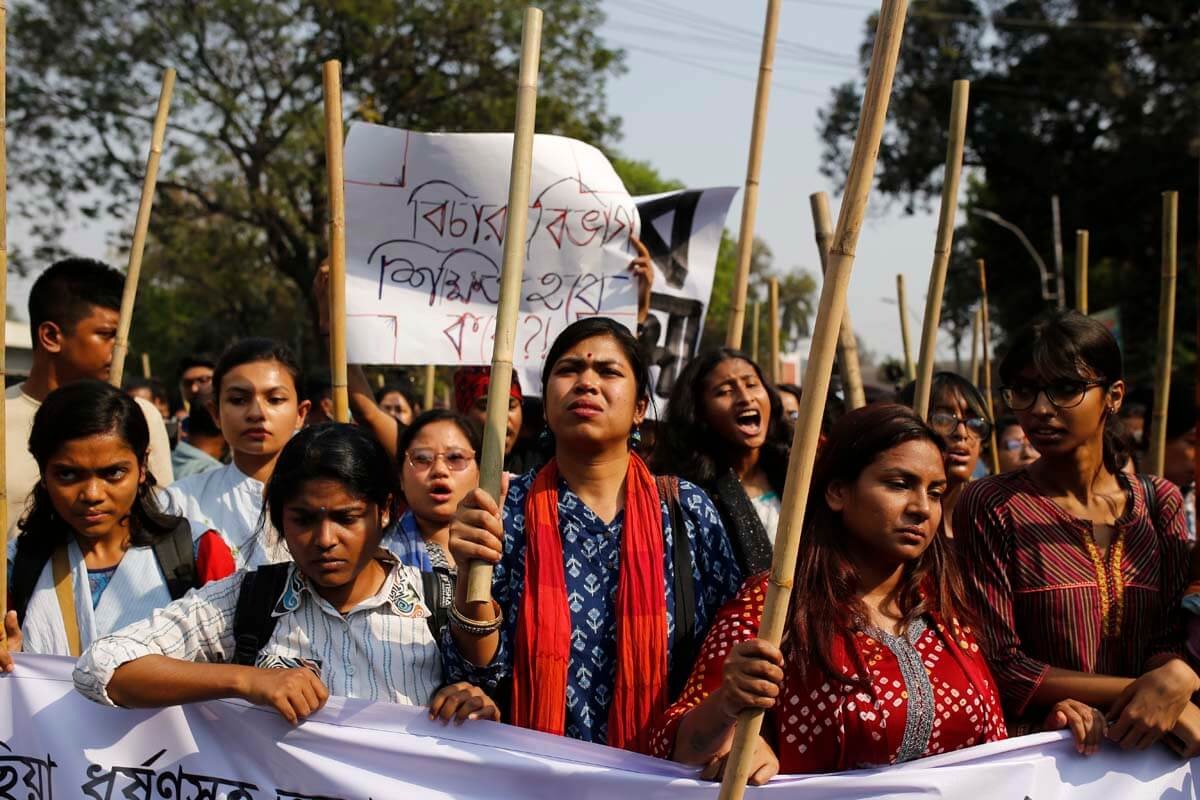 ধর্ষণ ও নারী নিপীড়নের প্রতিবাদে ঢাবিতে লাঠি মিছিল
