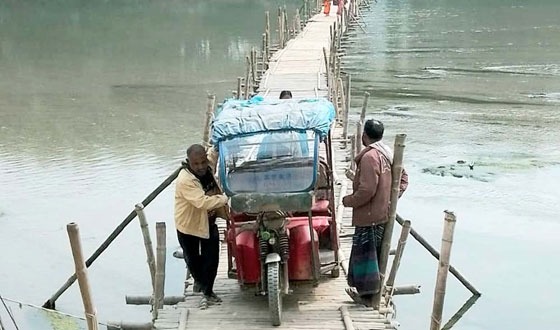 চিরিরবন্দরে আত্রাই নদী পারাপারে নিত্যদিনেই দুর্ভোগ