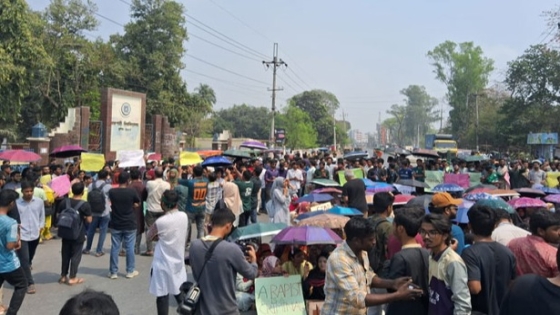 ধর্ষকদের সর্বোচ্চ শাস্তির দাবিতে মহাসড়কে রাবি শিক্ষার্থীরা