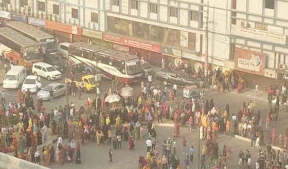 বনানীতে গাড়িচাপায় নারীর মৃত্যু, সড়ক অবরোধ