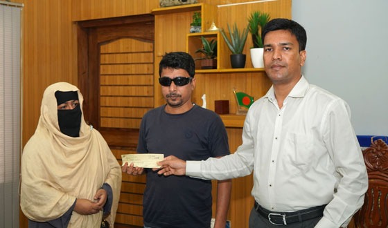 রংপুরে জুলাই বিপ্লবে আহতদের মাঝে চেক বিতরণ