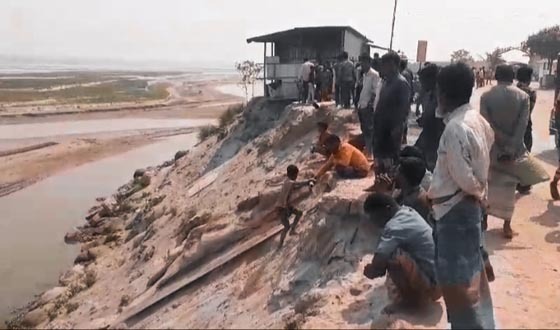 পীরগাছা স্যালোমেশিন ছিনতাইয়ের অভিযোগ: চার লক্ষ টাকার ক্ষতিসাধন