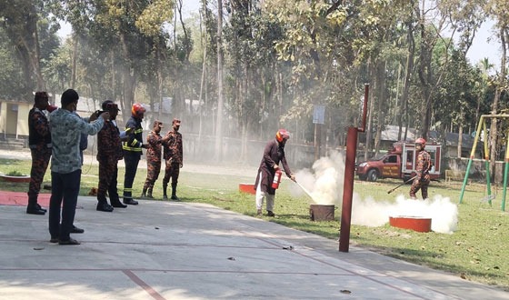 রাজারহাটে অগ্নিনির্বাপন মহড়া অনুষ্ঠিত