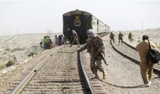 পাকিস্তানে চলন্ত ট্রেনে হামলা, ৪৫০ যাত্রীকে জিম্মি