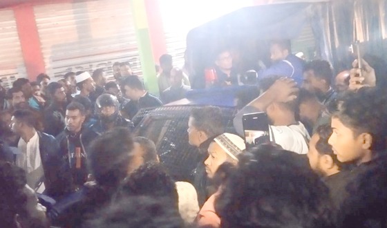 রাজারহাটে যুবককে আটক করায় পুলিশের গাড়িতে হামলা অবরোধ