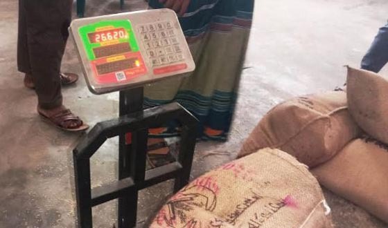 শার্শায় ১৫ টাকার চালে ওজনে কম দেওয়ার অভিযোগ